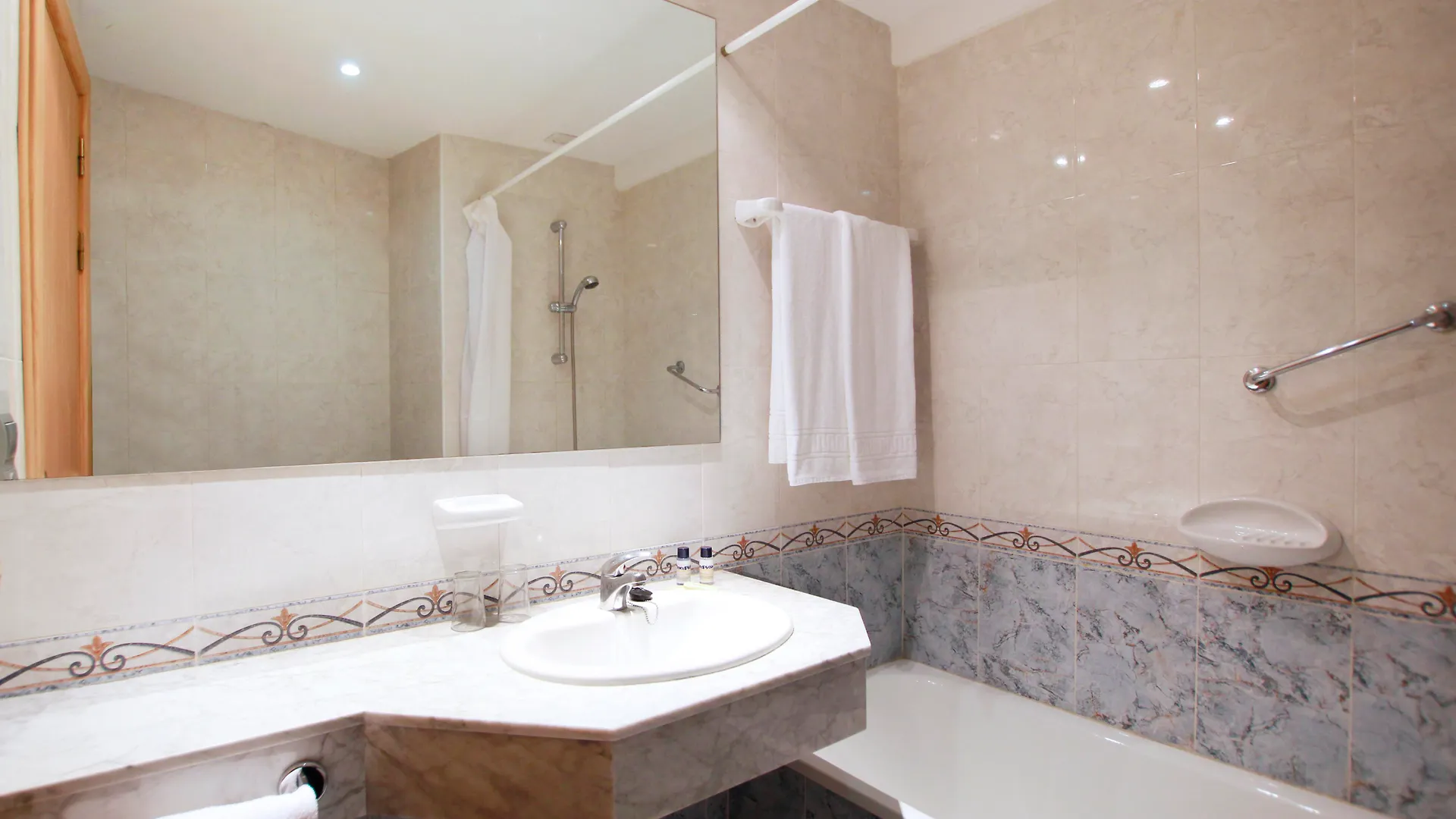 בנאלמדנה Medplaya Hotel Alba Beach